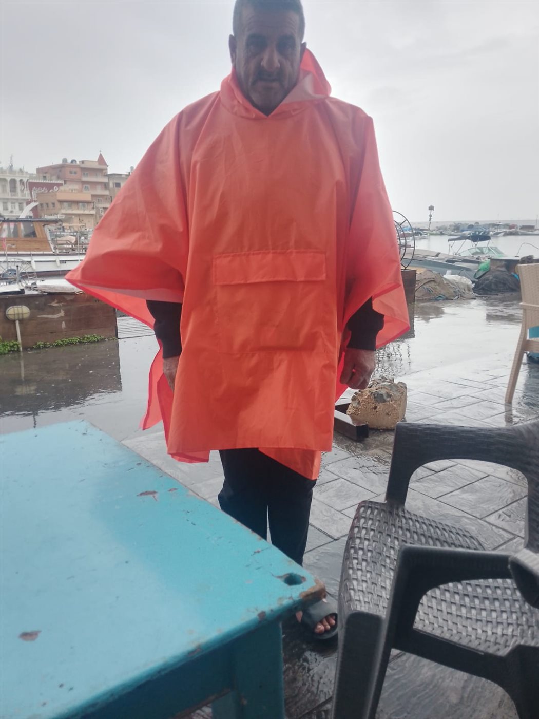 نقابة صيادي الأسماك في صور توزع سترات شتوية مقدمة من المهندس ناصيف سقلاوي