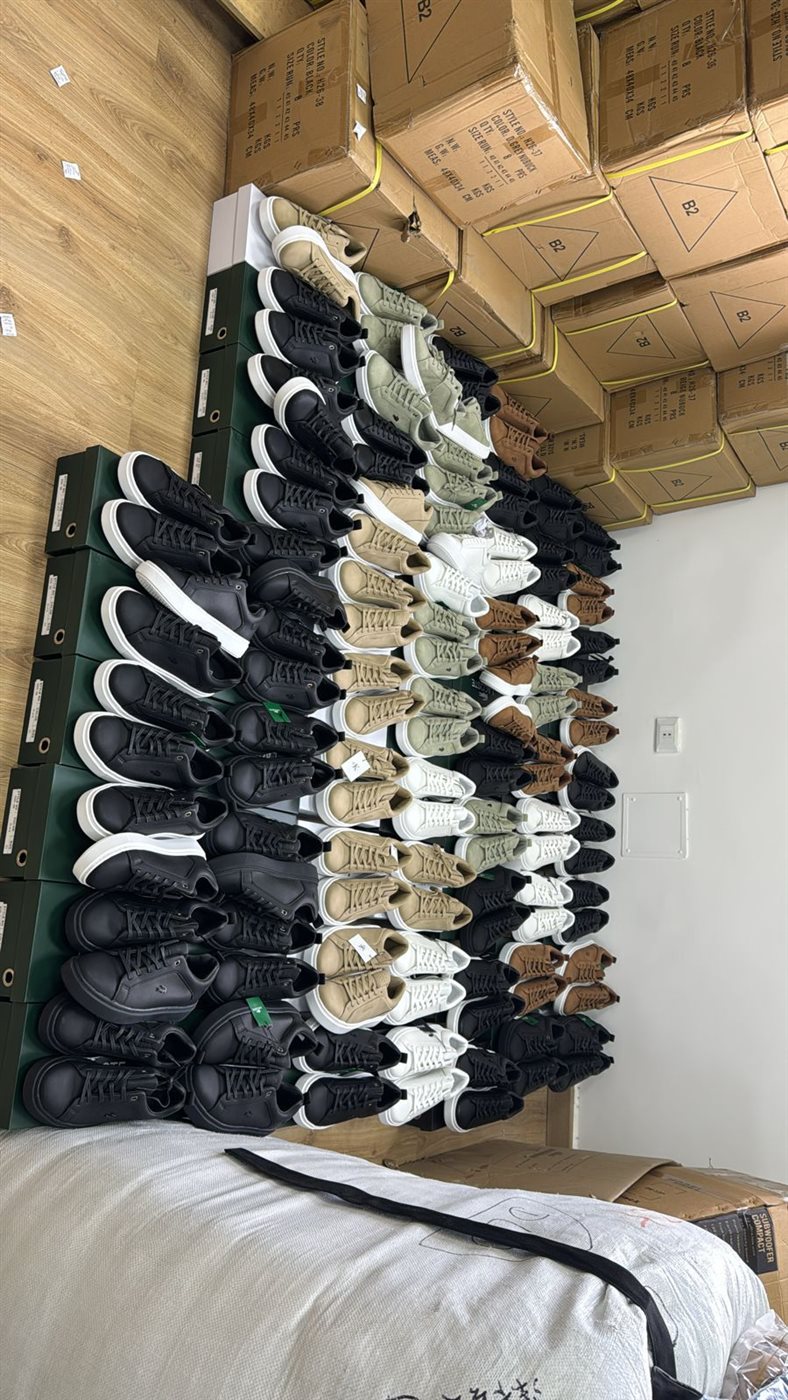 إحباط تهريب كميات من الألبسة والأحذية والجمارك تبدأ التحقيق