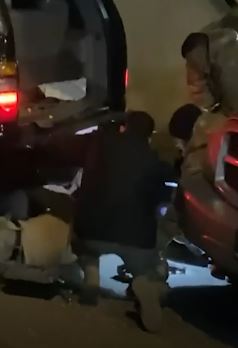 بالصور: مخبأة بطريقة احترافية... الجمارك توقف آلية محملة بأدوية مخفية للتهريب!