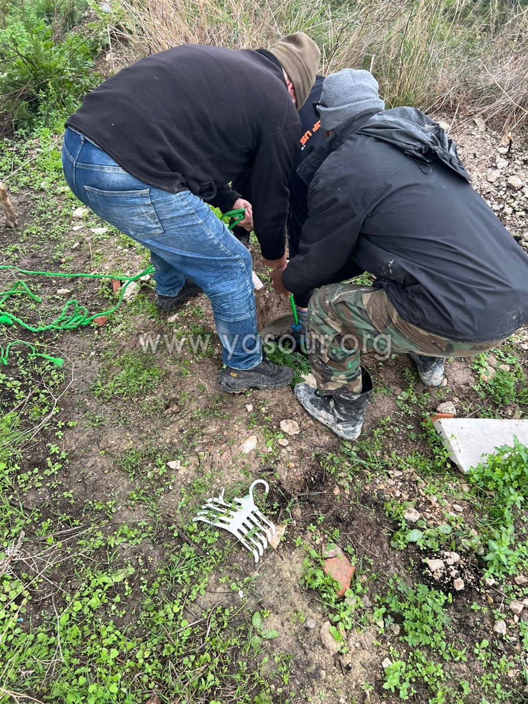 انقاذ العنزة صبحة بعد سقوطها في حفرة عميقة