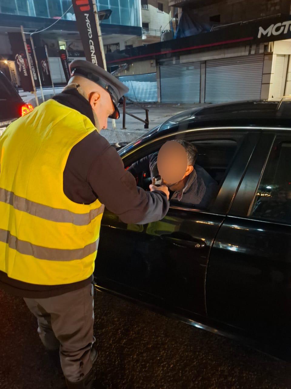 بالصور- حواجز أمنية لقياس نسبة الكحول لدى السائقين!