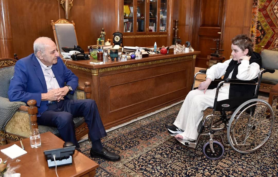 الرئيس بري استقبل عائلة السعيد شادي شرارة زوجته الجريحة أماني بزي وابنتها الناجية من المجزرة الطفلة الجريحة أسيل شرارة