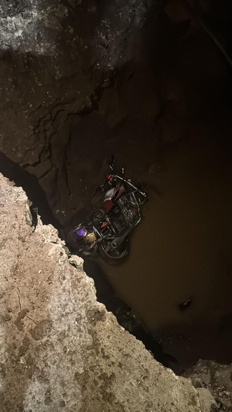 بعمق 4 أمتار... سقوط دراجة نارية داخل حفرة وسط الطريق وإصابة سائقها! (صورة)