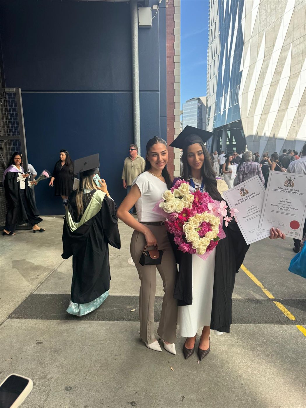 بكالوريوس في العلوم التطبيقية و بكالوريوس في العلوم الصحية لابنة مدينة صور سيلين عماد قدسي