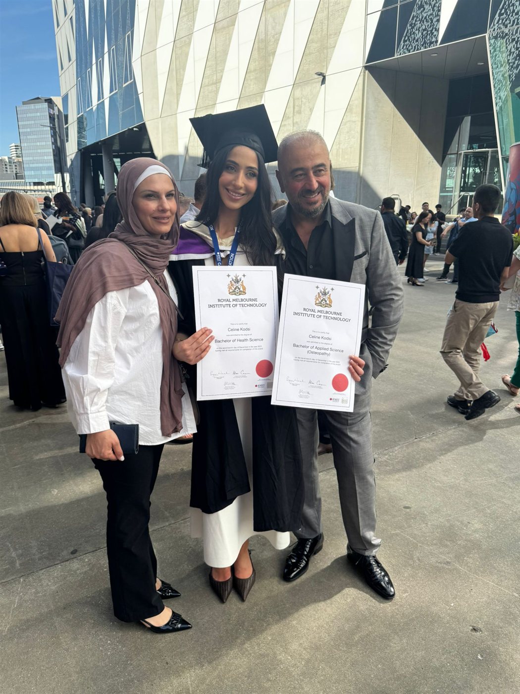 بكالوريوس في العلوم التطبيقية و بكالوريوس في العلوم الصحية لابنة مدينة صور سيلين عماد قدسي