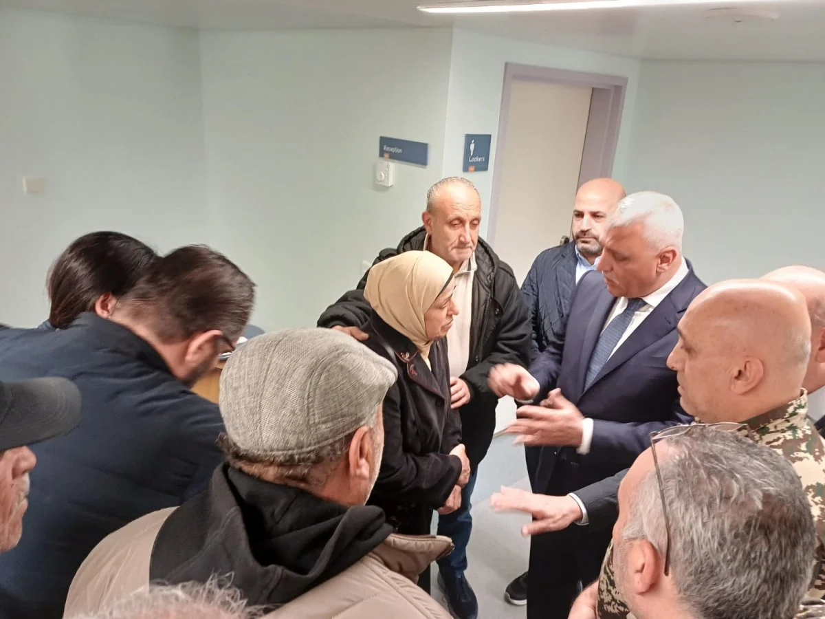 اللواء حسن شقير يتفقد الجريح علاء شحادة في مستشفى الروم