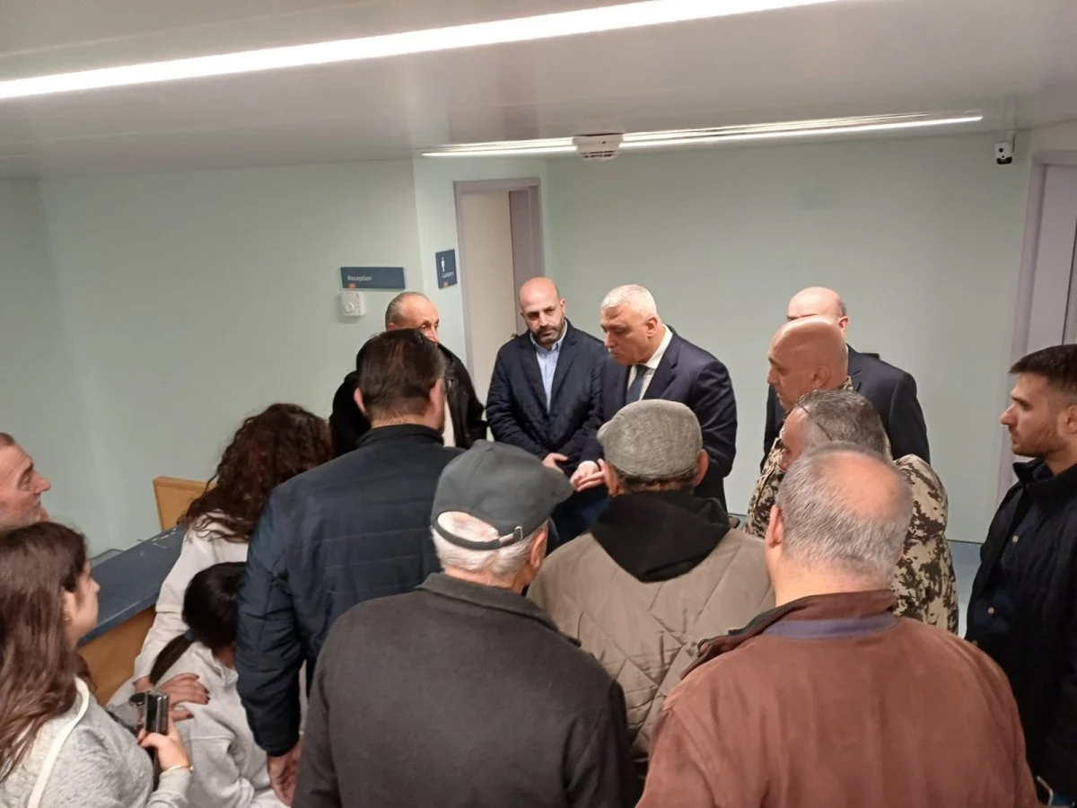 اللواء حسن شقير يتفقد الجريح علاء شحادة في مستشفى الروم