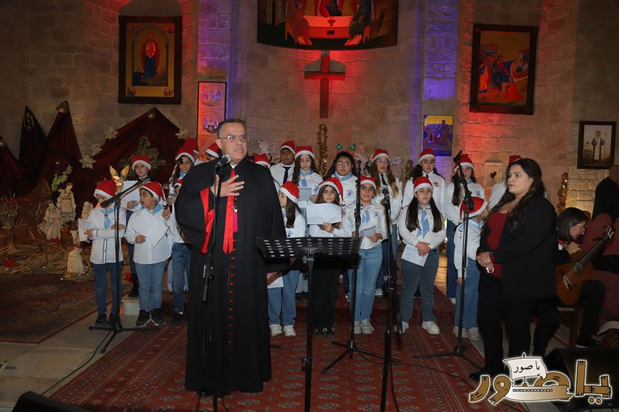 بالصور: رسيتال ميلادي حاشد في كاتدرائية سيدة البحار المارونية في صور