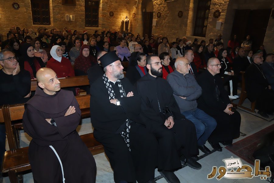 بالصور: رسيتال ميلادي حاشد في كاتدرائية سيدة البحار المارونية في صور