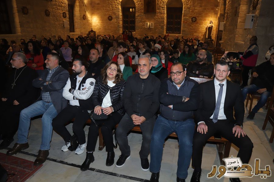 بالصور: رسيتال ميلادي حاشد في كاتدرائية سيدة البحار المارونية في صور