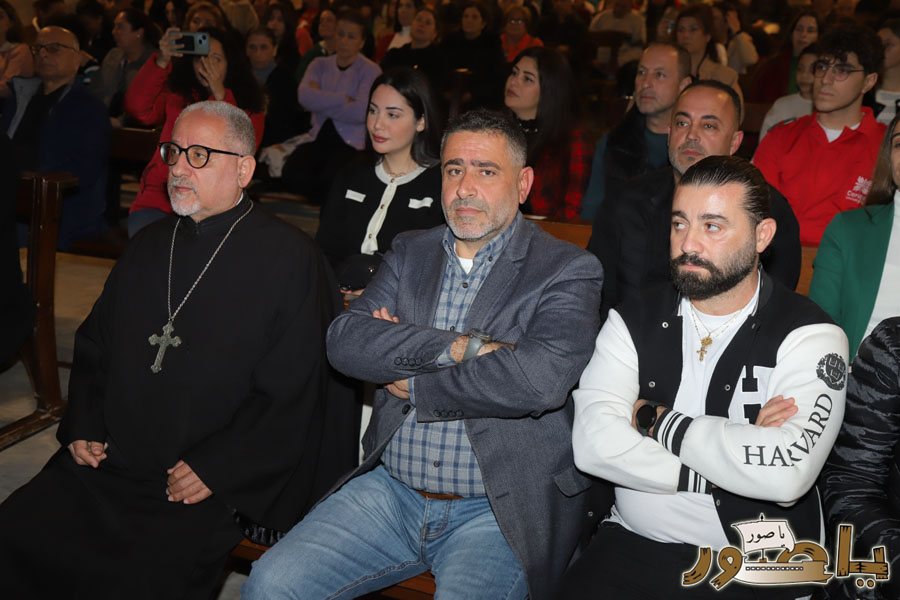 بالصور: رسيتال ميلادي حاشد في كاتدرائية سيدة البحار المارونية في صور