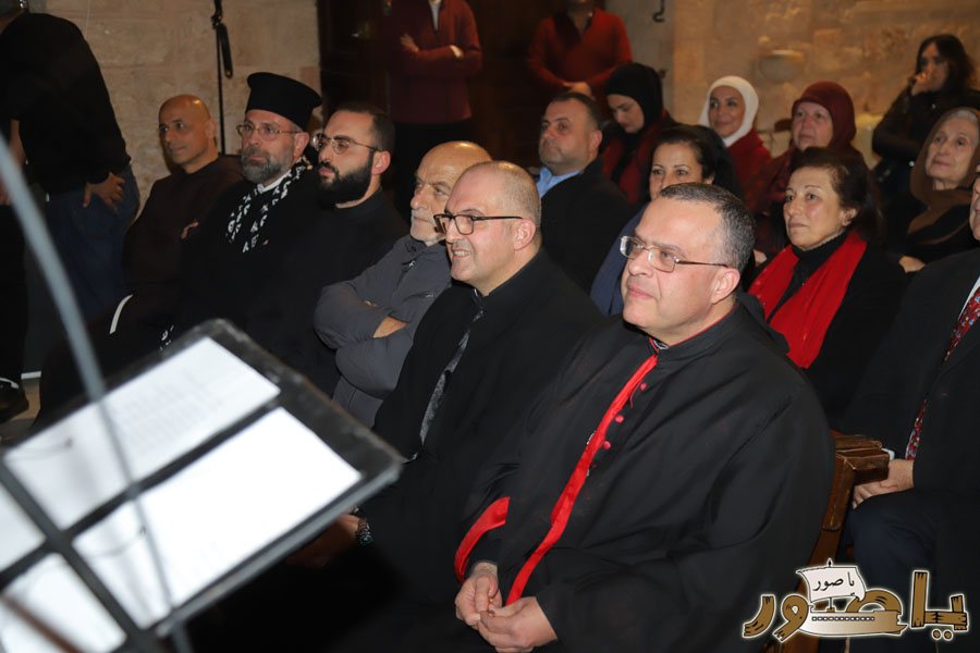 بالصور: رسيتال ميلادي حاشد في كاتدرائية سيدة البحار المارونية في صور