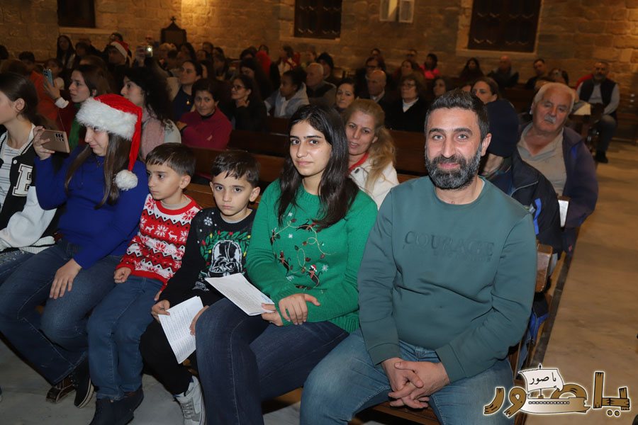بالصور: رسيتال ميلادي حاشد في كاتدرائية سيدة البحار المارونية في صور