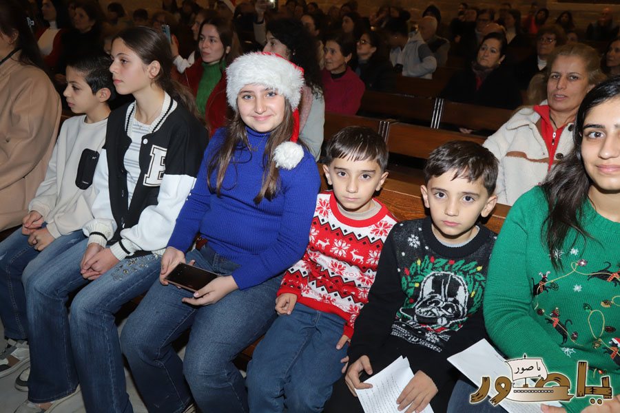 بالصور: رسيتال ميلادي حاشد في كاتدرائية سيدة البحار المارونية في صور