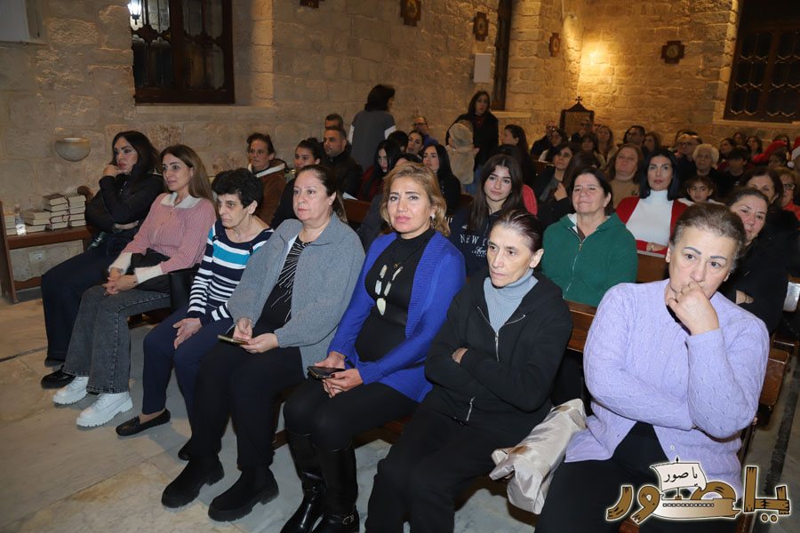 بالصور: رسيتال ميلادي حاشد في كاتدرائية سيدة البحار المارونية في صور