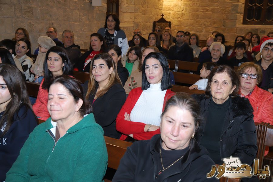 بالصور: رسيتال ميلادي حاشد في كاتدرائية سيدة البحار المارونية في صور