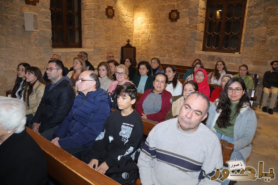 بالصور: رسيتال ميلادي حاشد في كاتدرائية سيدة البحار المارونية في صور