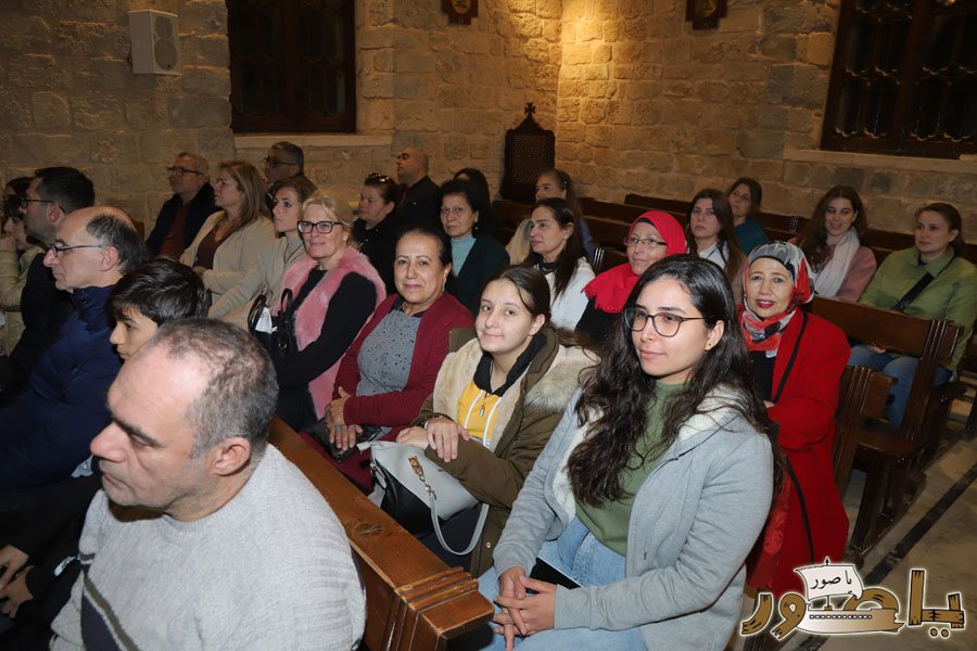 بالصور: رسيتال ميلادي حاشد في كاتدرائية سيدة البحار المارونية في صور