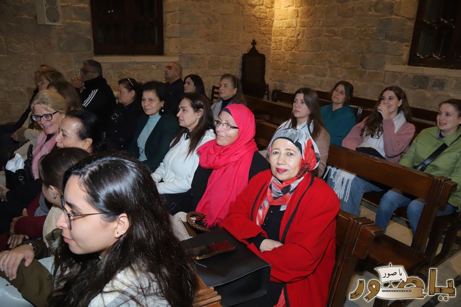 بالصور: رسيتال ميلادي حاشد في كاتدرائية سيدة البحار المارونية في صور