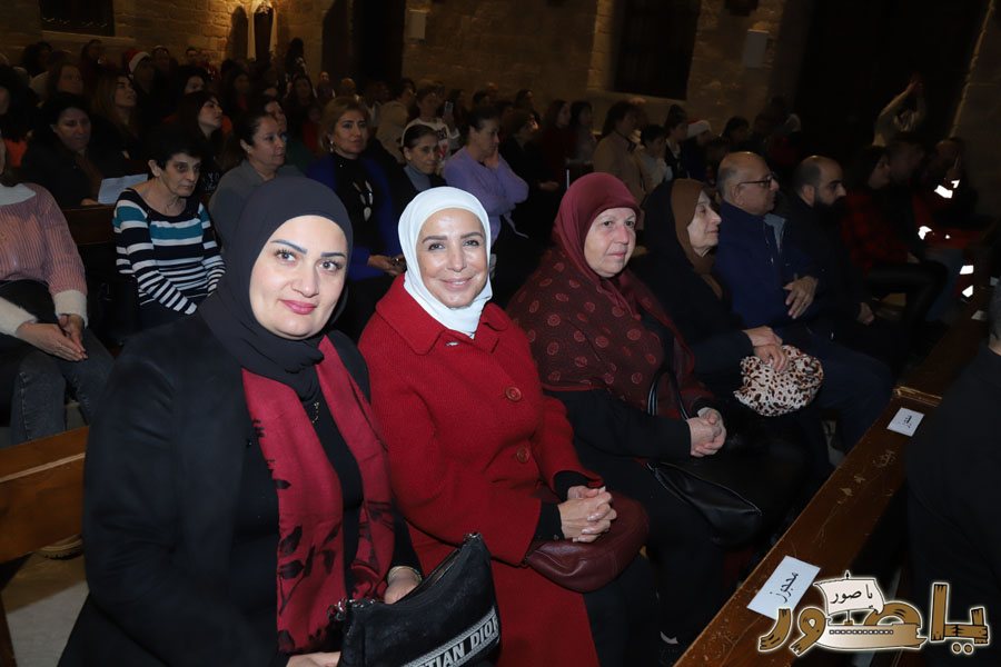 بالصور: رسيتال ميلادي حاشد في كاتدرائية سيدة البحار المارونية في صور