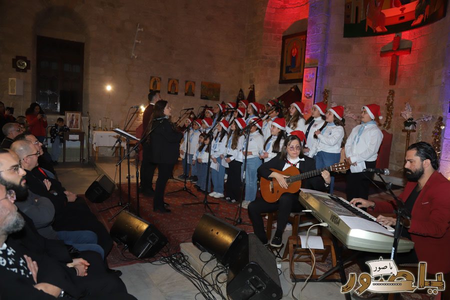 بالصور: رسيتال ميلادي حاشد في كاتدرائية سيدة البحار المارونية في صور