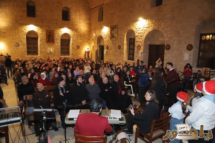 بالصور: رسيتال ميلادي حاشد في كاتدرائية سيدة البحار المارونية في صور