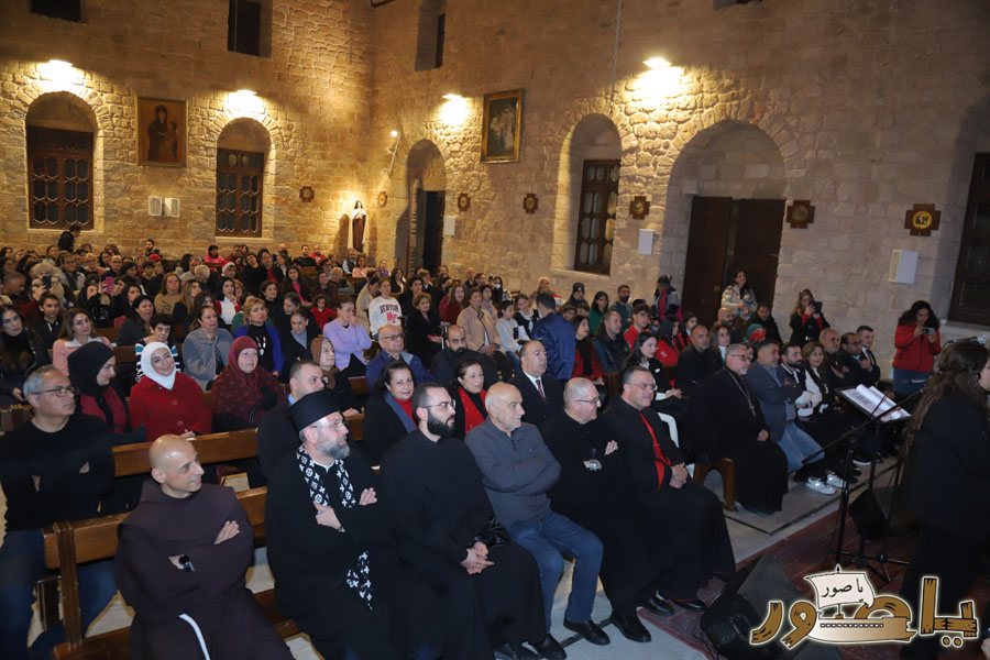 بالصور: رسيتال ميلادي حاشد في كاتدرائية سيدة البحار المارونية في صور