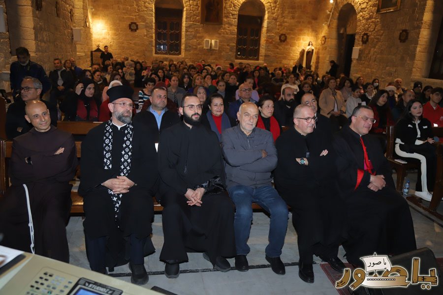 بالصور: رسيتال ميلادي حاشد في كاتدرائية سيدة البحار المارونية في صور
