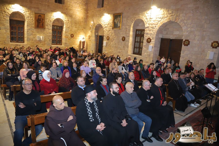 بالصور: رسيتال ميلادي حاشد في كاتدرائية سيدة البحار المارونية في صور