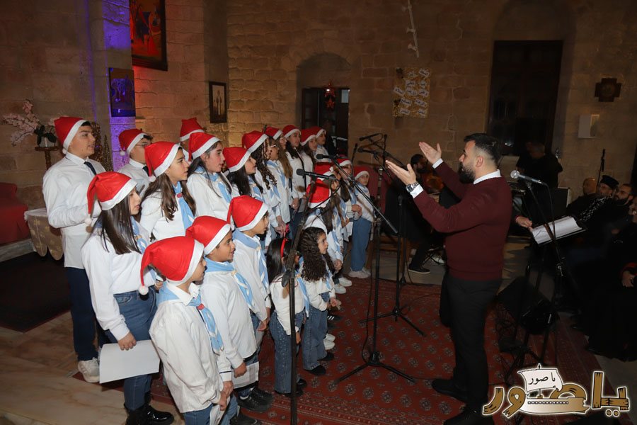 بالصور: رسيتال ميلادي حاشد في كاتدرائية سيدة البحار المارونية في صور
