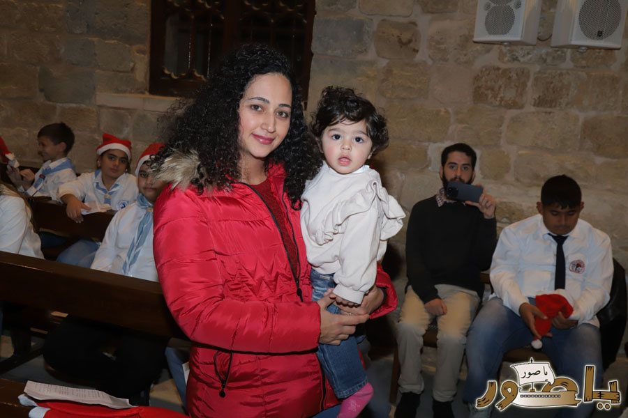 بالصور: رسيتال ميلادي حاشد في كاتدرائية سيدة البحار المارونية في صور