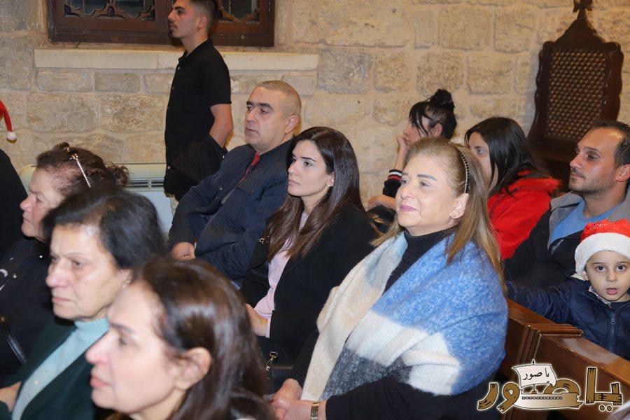 بالصور: رسيتال ميلادي حاشد في كاتدرائية سيدة البحار المارونية في صور