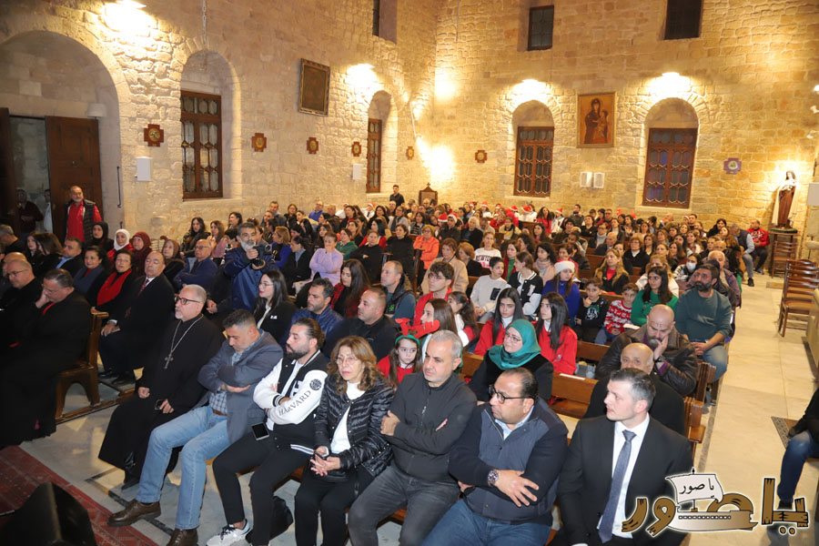 بالصور: رسيتال ميلادي حاشد في كاتدرائية سيدة البحار المارونية في صور