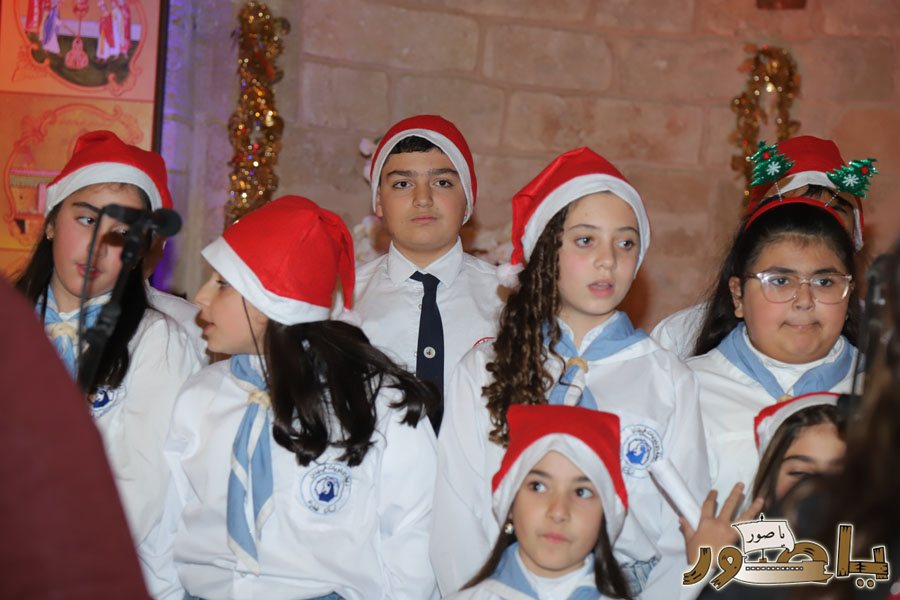بالصور: رسيتال ميلادي حاشد في كاتدرائية سيدة البحار المارونية في صور