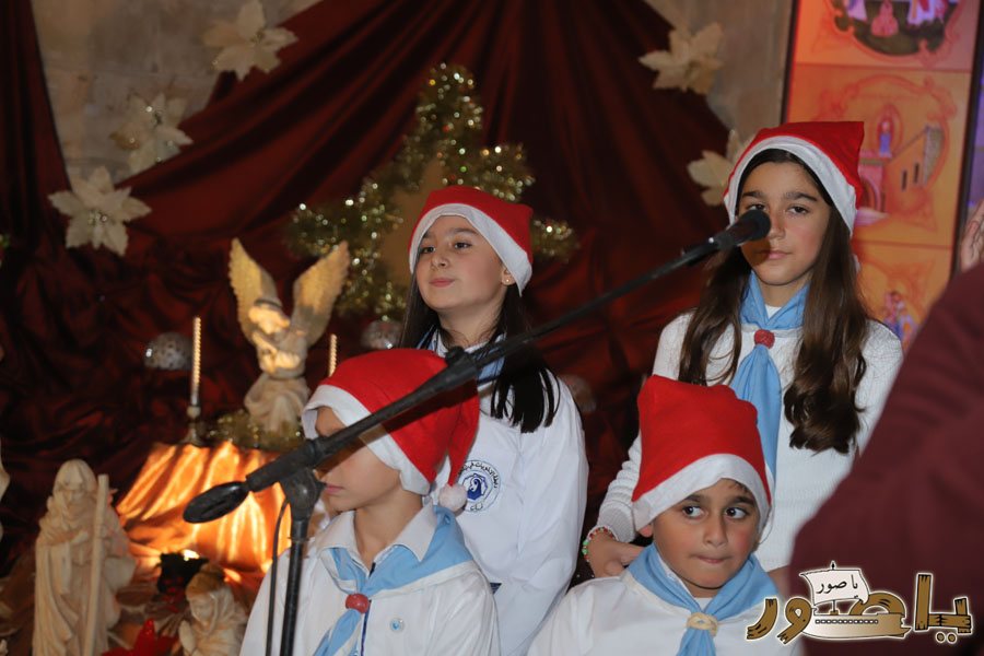 بالصور: رسيتال ميلادي حاشد في كاتدرائية سيدة البحار المارونية في صور