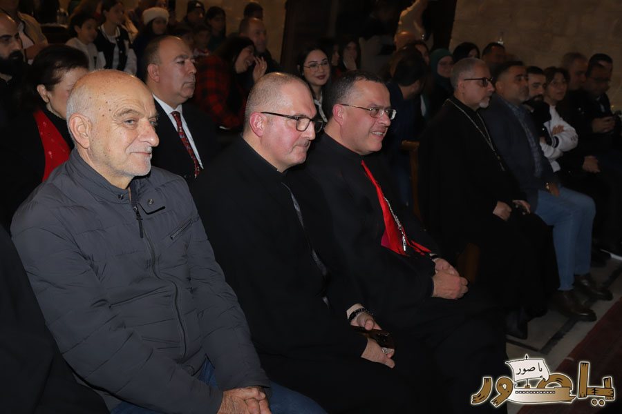 بالصور: رسيتال ميلادي حاشد في كاتدرائية سيدة البحار المارونية في صور