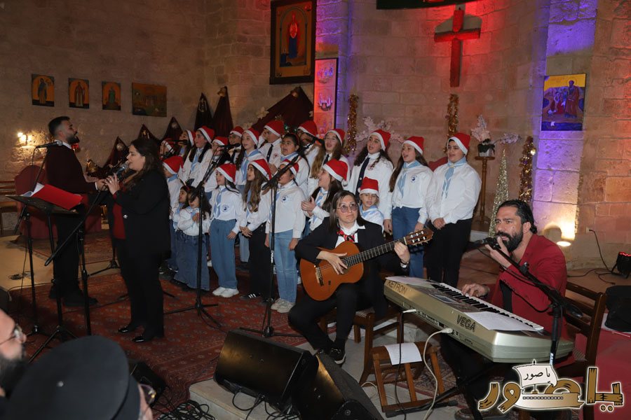 بالصور: رسيتال ميلادي حاشد في كاتدرائية سيدة البحار المارونية في صور