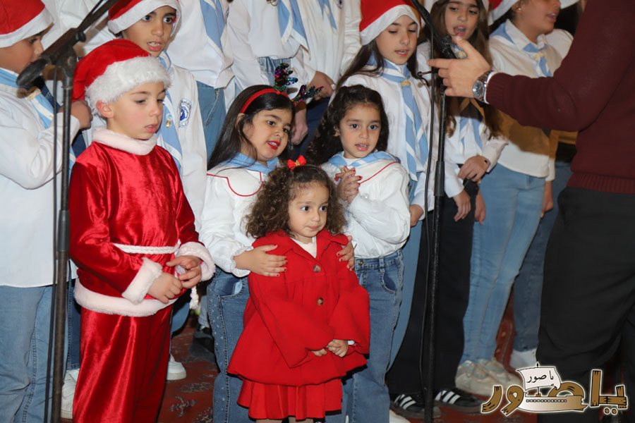 بالصور: رسيتال ميلادي حاشد في كاتدرائية سيدة البحار المارونية في صور