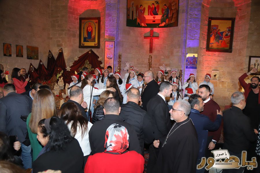 بالصور: رسيتال ميلادي حاشد في كاتدرائية سيدة البحار المارونية في صور