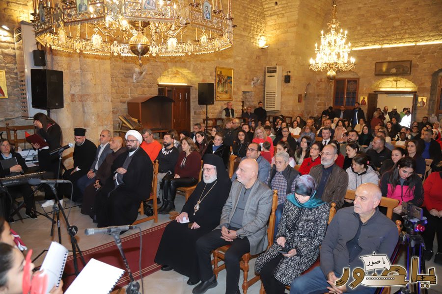 رسيتال ميلادي حاشد في كنيسة مار توما للروم الأرثوذكس صور