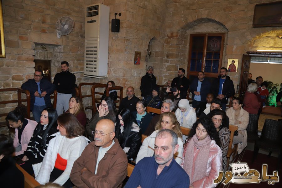 رسيتال ميلادي حاشد في كنيسة مار توما للروم الأرثوذكس صور