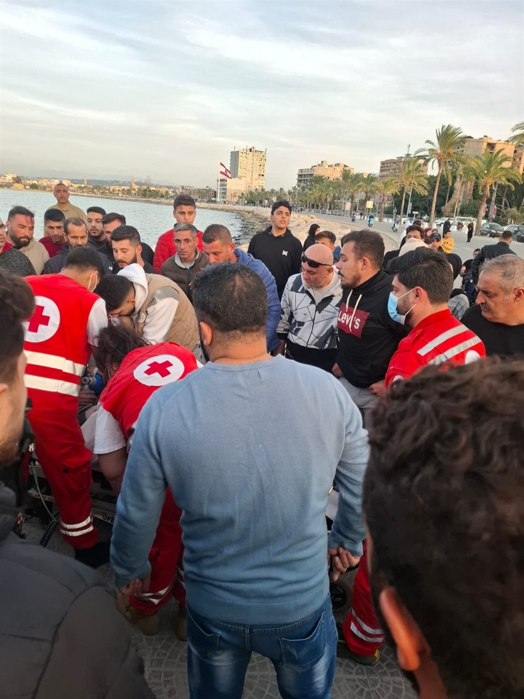 اثناء نزهة مع اسرته في صور رجل يسقط بعارض صحي