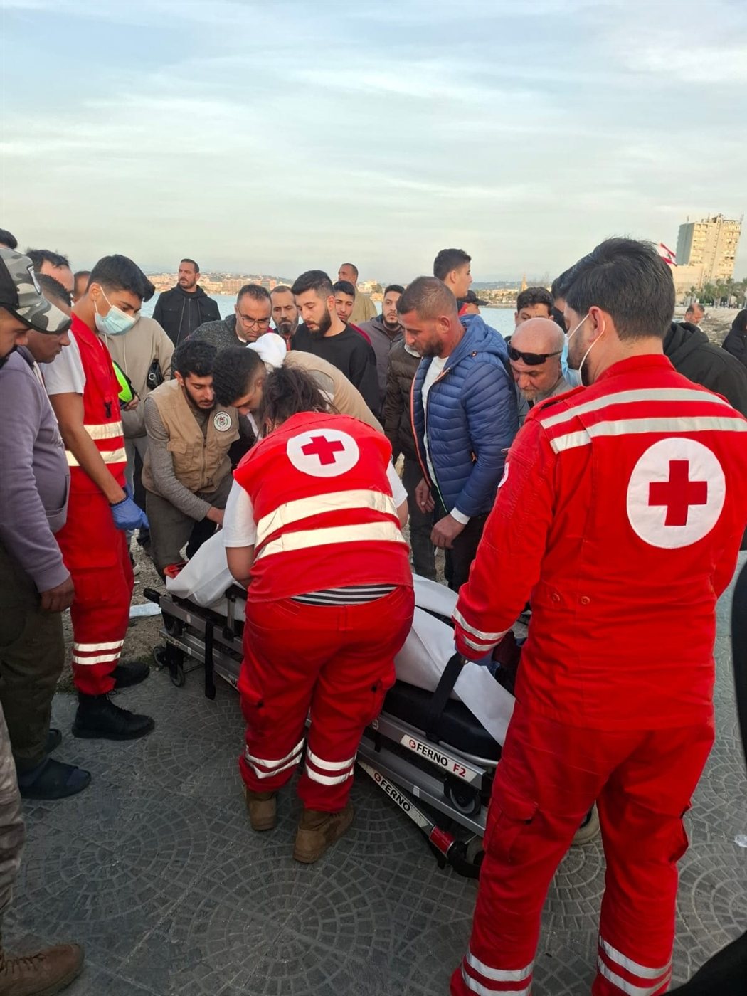 اثناء نزهة مع اسرته في صور رجل يسقط بعارض صحي