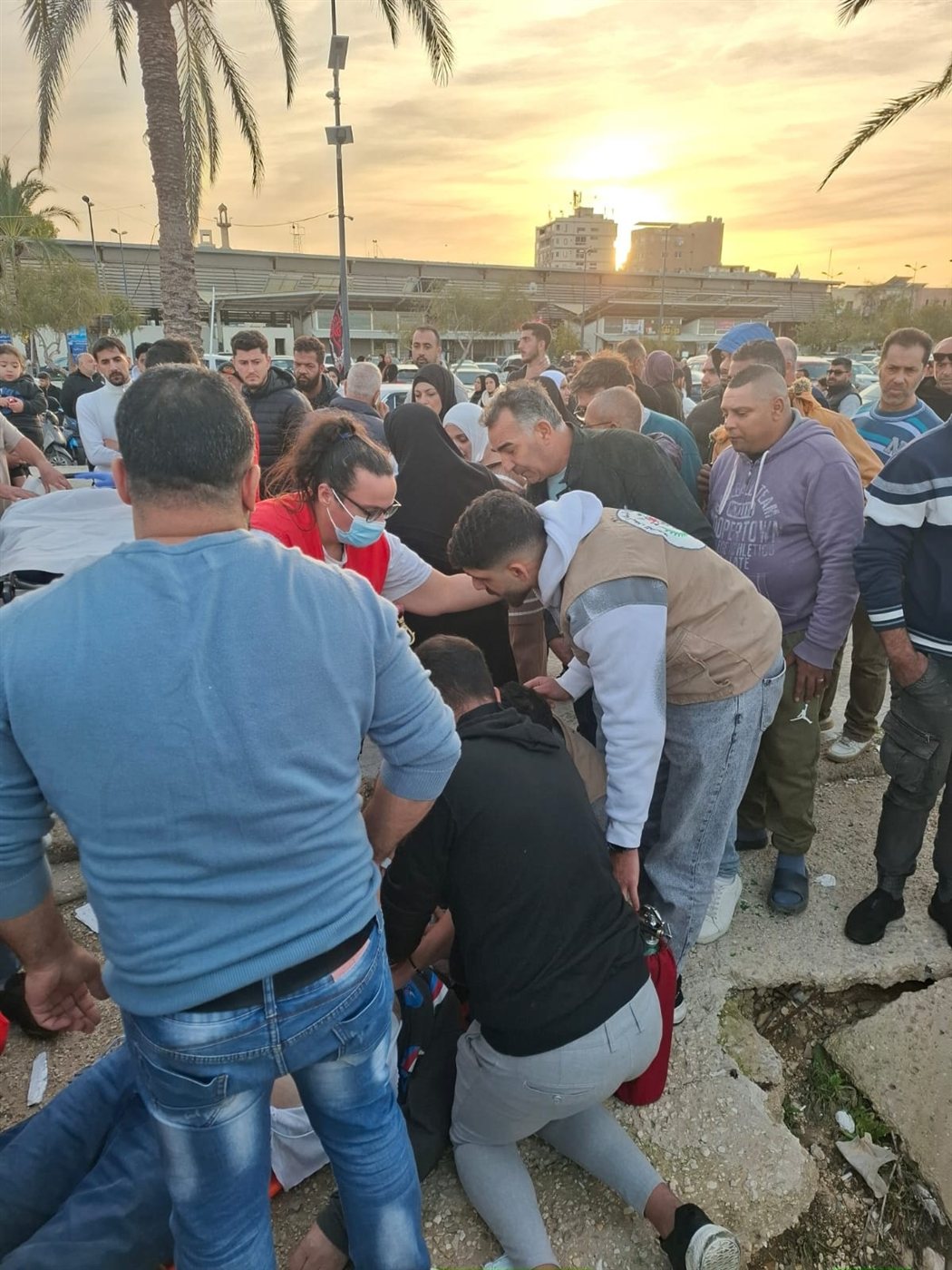 اثناء نزهة مع اسرته في صور رجل يسقط بعارض صحي