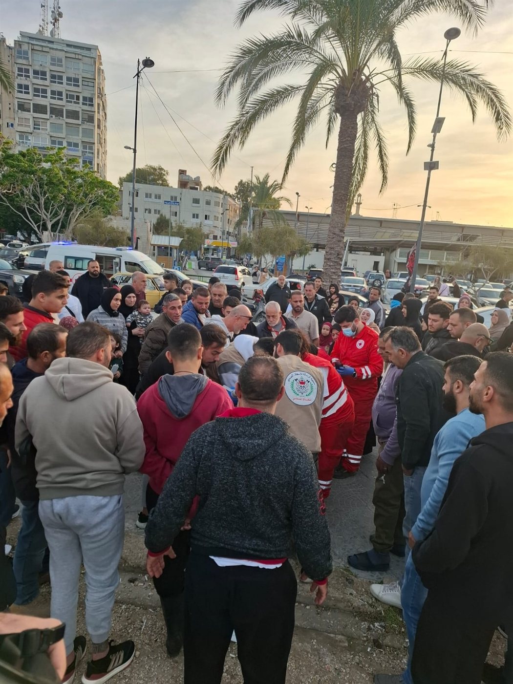 اثناء نزهة مع اسرته في صور رجل يسقط بعارض صحي