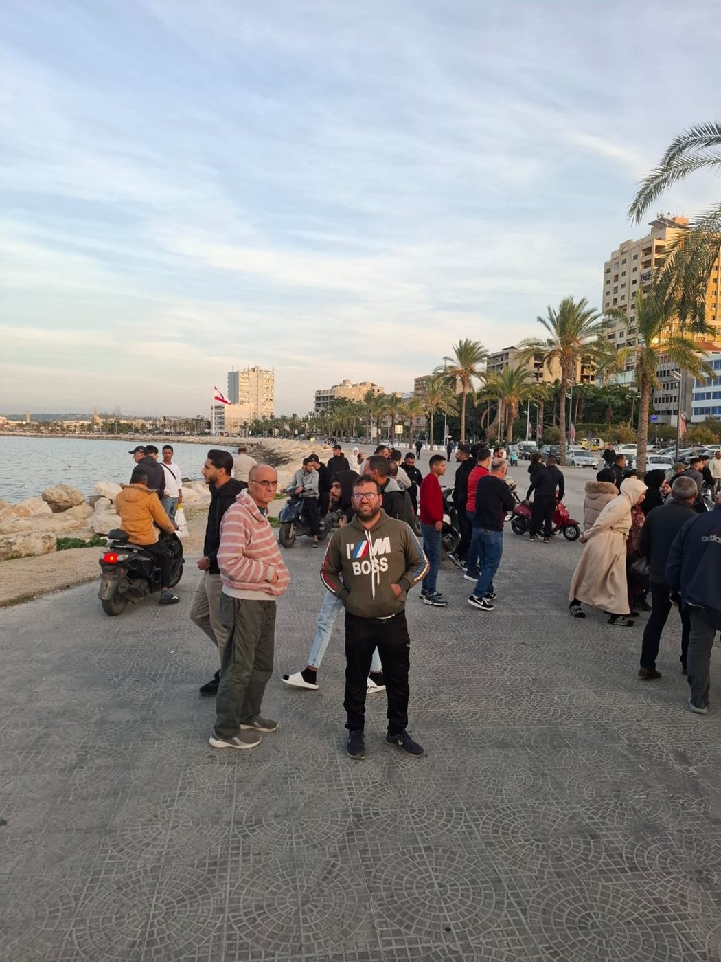 اثناء نزهة مع اسرته في صور رجل يسقط بعارض صحي