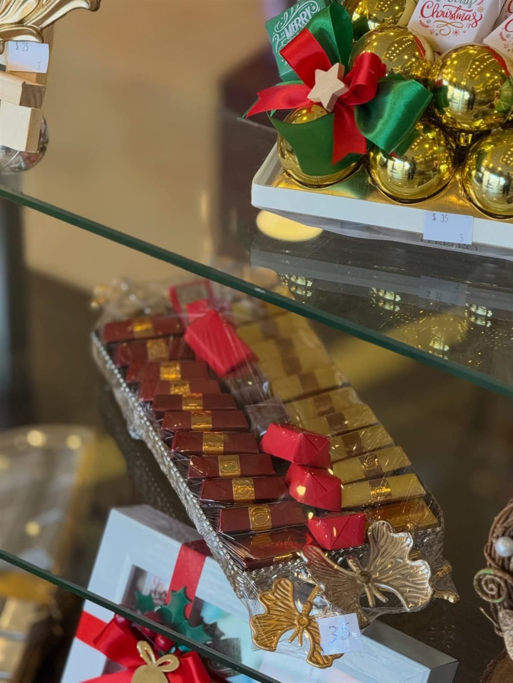 تشكيلة B che de No l عند حلويات الشاطىء بالإضافة لهدايا من الشوكولا بمناسبة الميلاد المجيد!