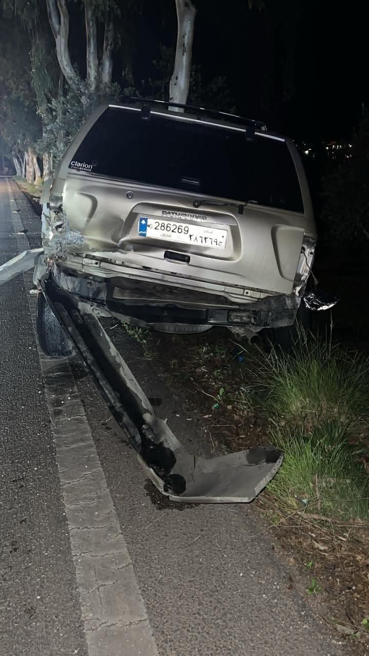 حادث مروري على الطريق العام يسفر عن إصابة أحد الركاب