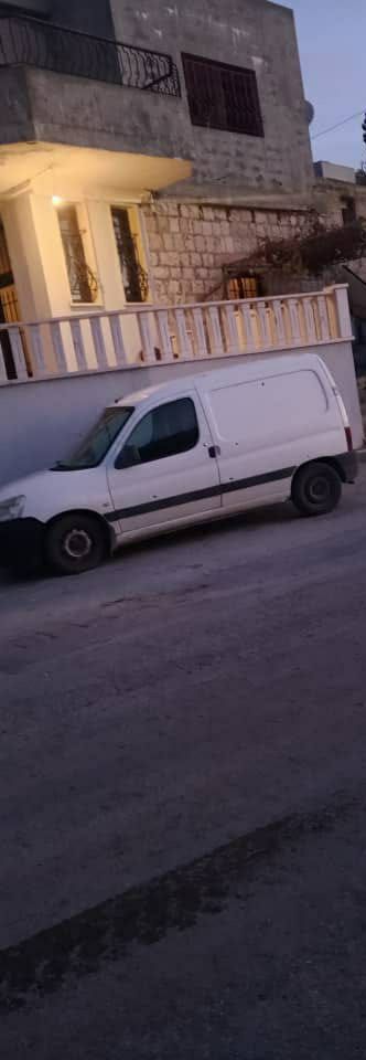 إلقاء قنابل متفجرة في حولا فجرا وتضرر حفارة وعدد من السيارات