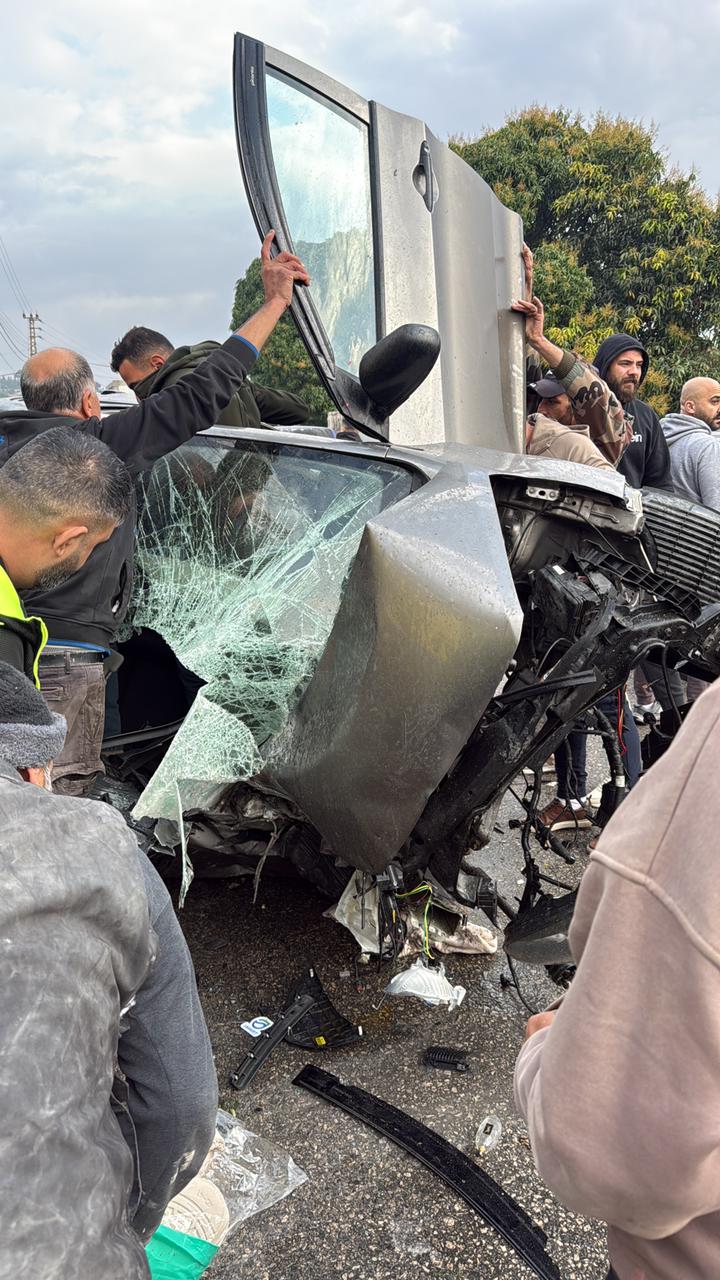 حادث سير مروع في صور: اصطدام سيارتين وانقلاب احداهما وانفصال محركها واصابة رجل وامرأة